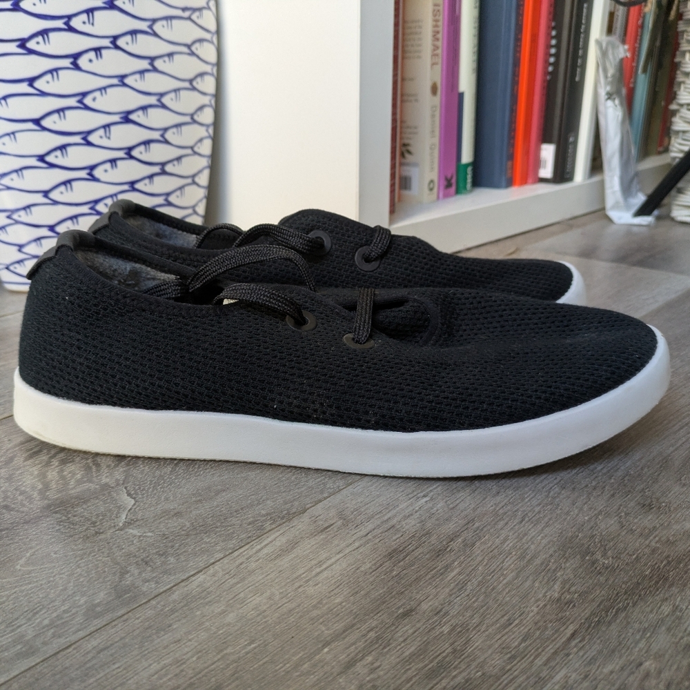 allbirds Men's Black Shoes with White Sole, excellent condition, price is firm.